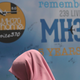 Una mujer parada frente a un tablero de mensajes de condolencia durante el Día del Recuerdo de MH370 en Kuala Lumpur, Malasia, el domingo 3 de marzo de 2019. Hace cinco años, el vuelo MH370 de Malaysia Airlines, un Boeing 777, había desaparecido el día anterior, mientras volaba sobre el mar del sur de China con 239 personas a bordo.